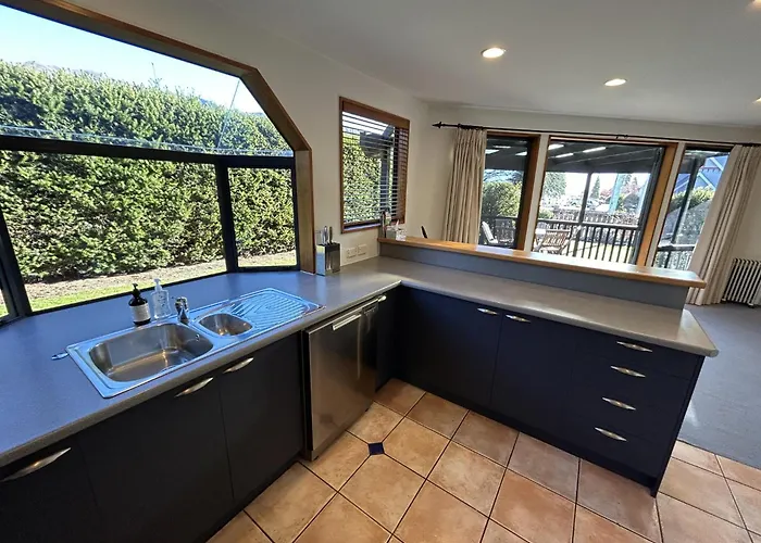 Retreat | Close To The Lake! * Wanaka